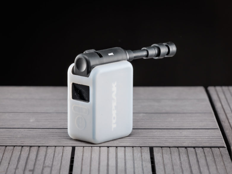 Обзор портативного велонасоса Topeak E-Booster Digital Mini